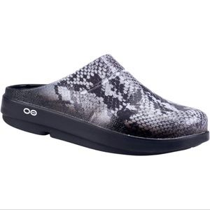 Oofos Snakeskin Clogs Women’s Sz 11